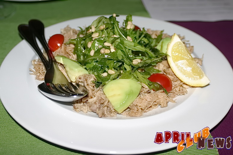 Салат «Mария и Хуана» - руккола с филе кролика, авокадо и томатами